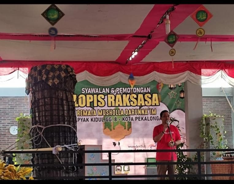 Tradisi lopis raksasa di Krapyak, Pekalongan. (kec-utara.pekalongankota.go.id)