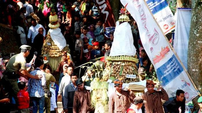 Tradisi kupatan di Kudus. (Tribun Jateng/ Yayan Isro Roziki)