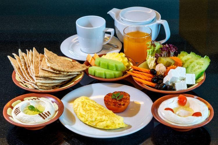 Makan makanan yang bisa membuatmu kenyang lebih lama ketika sahur. (Shutterstock via Kompas)