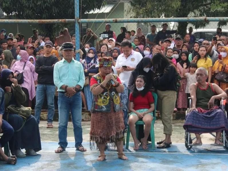 Ida Dayak, praktisi pengobatan tradisional yang sedang viral. (Tni.mil)