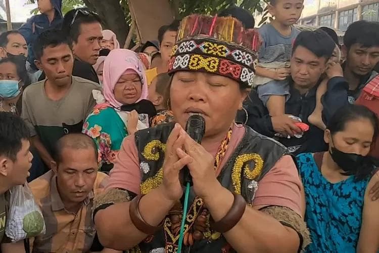 Ida Dayak nggak mematok biaya pengobatan kepada pasiennya. (YouTube/@petualang ibu dayak)