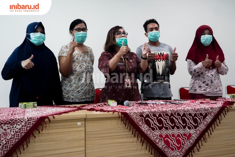 Direktur RSUD KRMT Wongsonegoro dr Susi Heawati M Kes berfoto bersama para pasien sembuh. (Inibaru.id/ Audrian F)<br>