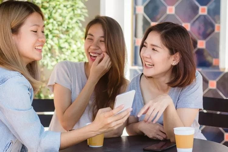 Ilustrasi: Orang social introvert cenderung memiliki hubungan yang kuat dengan teman-teman dekatnya. (Freepik/Tirachardz)