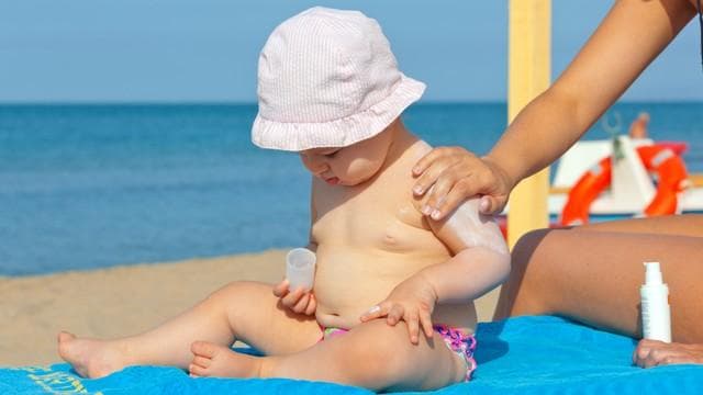 Bayi di atas 6 bulan sebaiknya menggunakan sunscreen. (Shutterstock via Kumparan)