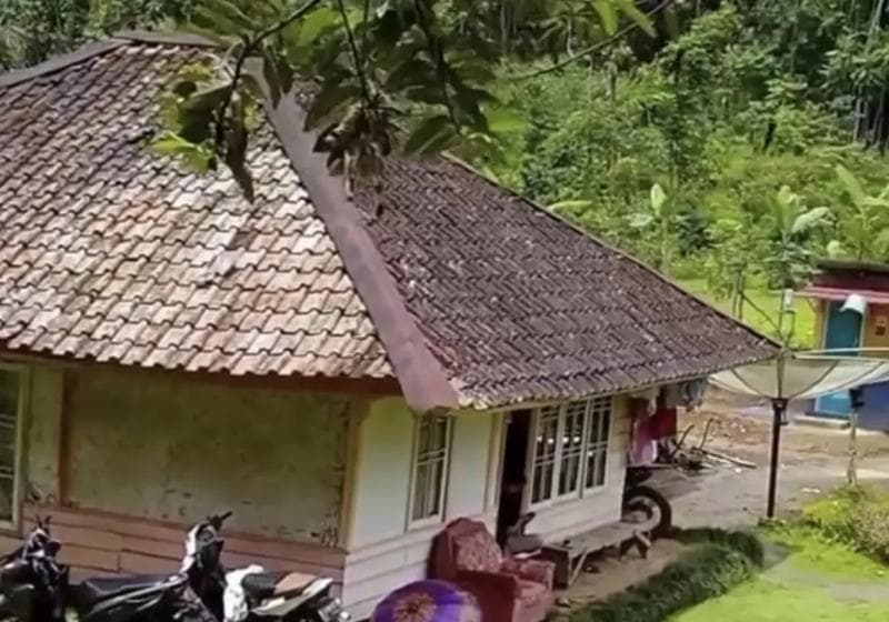 Tarif menginap di rumah abah Jajang sebesar Rp200 ribu untuk tiga orang. (Tiktok/Pelosokdesaku)
