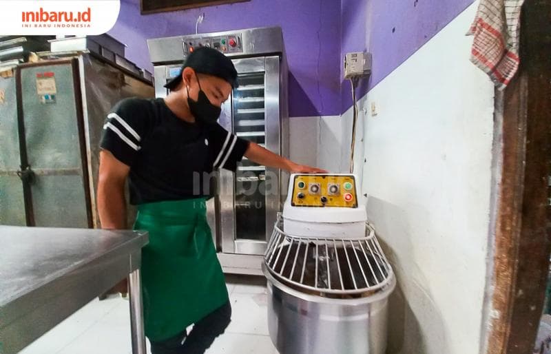 Proses pembuatan adonan roti bekatul di rumah produksi Super Roti Semarang. (Inibaru.id/Fitroh Nurikhsan)