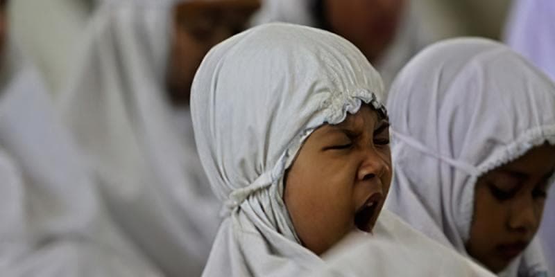 Mengantuk Berat saat Sholat Terawih, Harus Bagaimana?