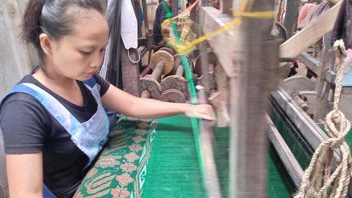 Pekerja sarung tenun Botol Terbang asli Magelang. (Tribunnews/Nanda Sagita Ginting)