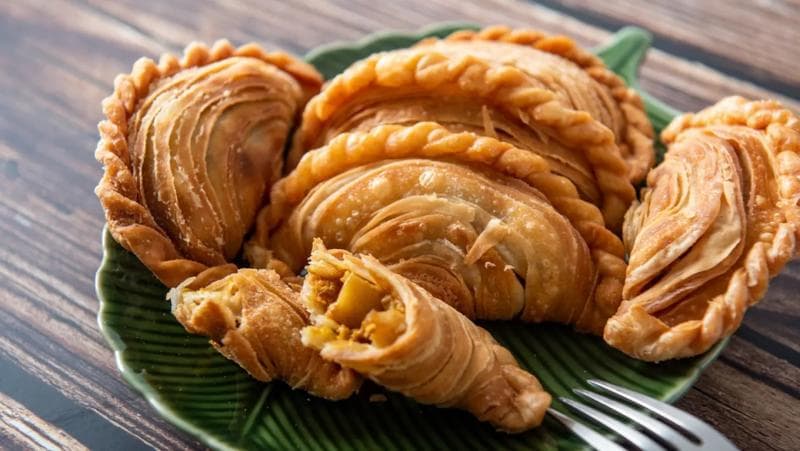 Nikmatnya Menyantap Karipap Pusing saat Buka Puasa