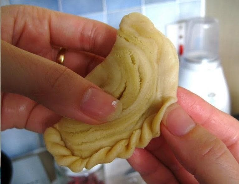 Agar isian karipan nggak bocor, cubit bagian tepi adonan seperti saat membuat pastel. (Samtanskitchen)