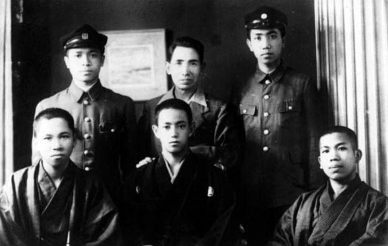 Hassan Rahaya (bawah kiri), dan Arifin Bey (bawah kanan), dua orang Indonesia yang jadi korban selamat bom Hiroshima 1945. (Twitter/Potretlawas - Dok PRN 1998)