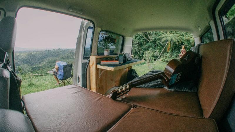 Ilustrasi: Campervan biasanya dilengkapi dengan fasilitas seperti tempat tidur, dapur, kamar mandi, dan area duduk yang nyaman, yang membuat perjalanan menjadi lebih mudah dan menyenangkan. (Instagram/Campervan)