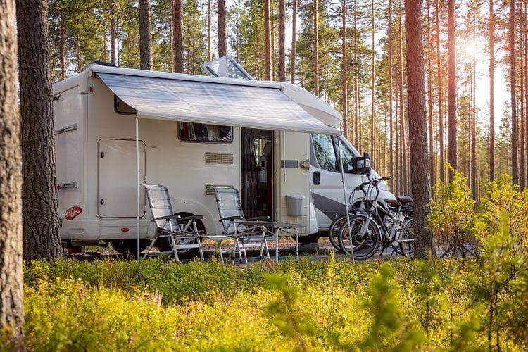 Ilustrasi: Dengan campervan, kamu bisa menghabiskan lebih banyak waktu di alam terbuka, melakukan kegiatan luar ruangan, dan menjalani gaya hidup yang lebih terhubung dengan alam. (Shutterstock)