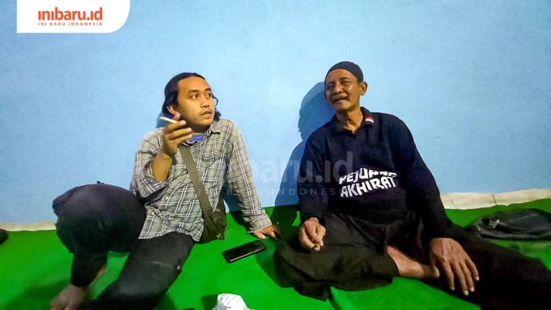 Ayong (berkaus hitam) mengaku menyesali kehidupannya di dunia hitam. (Inibaru.id/ Fitroh Nurikhsan)