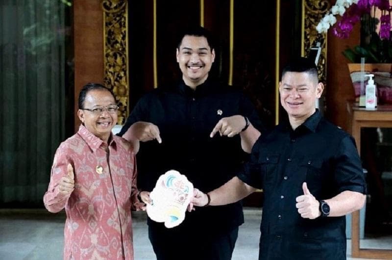 Gubernur Bali I Wayan Koster berfoto bersama Menpora dan Ketua KOI usai membahas kelanjutan World Beach Game di Bali Agustus mendatang. (Instagram/@ditoariotedjo)