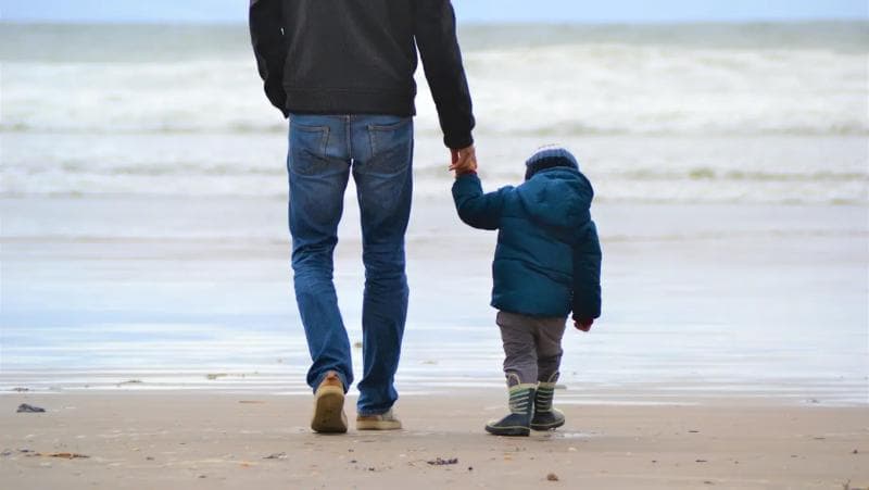 Ilustrasi: Tunjukkanlah pada anak nilai-nilai positif&nbsp;seperti integritas, kerja keras, kejujuran, dan empati. (Unsplash/Szilvia)