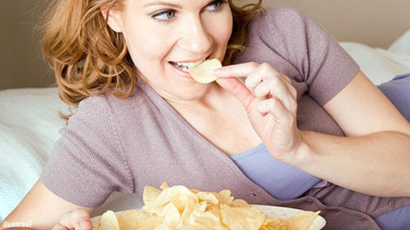 Kurangi makan asin sedikit demi sedikit. (via Liputan6)