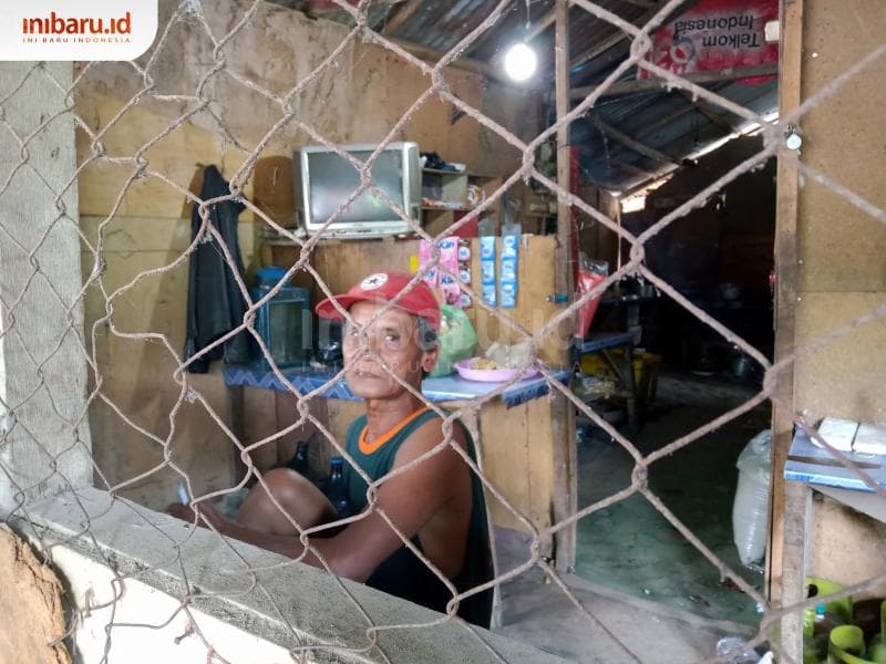 Keseharian Sarimin membantu sang istri berjualan. (Inibaru.id/ Zulfa Anisah)