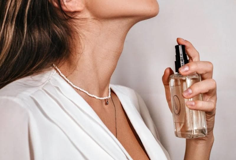 Ilustrasi: Menyemprot parfum agar tetap wangi dan tahan lama. (Pexels/Babi Galeane)