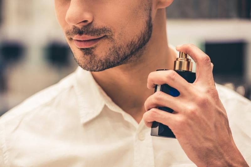 Biar tahan lama, kamu nggak perlu menyemprot parfum terlalu banyak. (Bukalapak/Shutterstock)