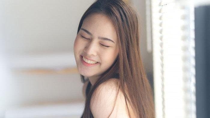 Dengan bahagia, endorfin yang dapat mengurangi peradangan dan meningkatkan sirkulasi darah ke kulit dapat dilepaskan. (Freepik)