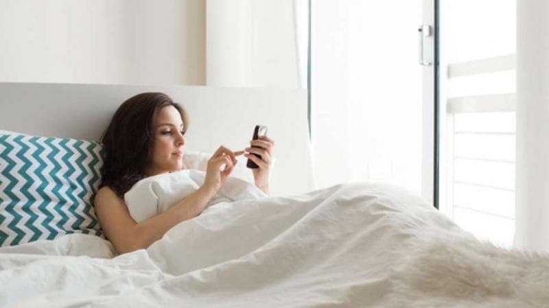 Kebiasaan cek ponsel ketika bangun tidur perlu dihentikan. (Shutterstock)