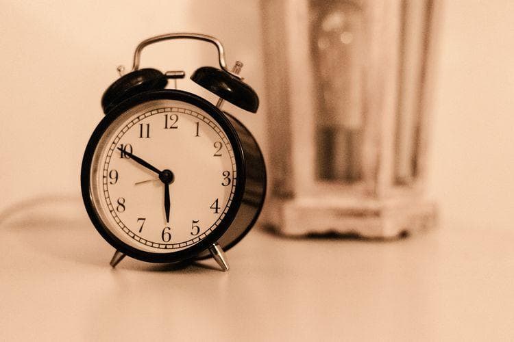 Jam alarm bisa menghindarkanmu dari godaan main ponsel usai bangun tidur. (Unsplash/Julian Hochgesang)