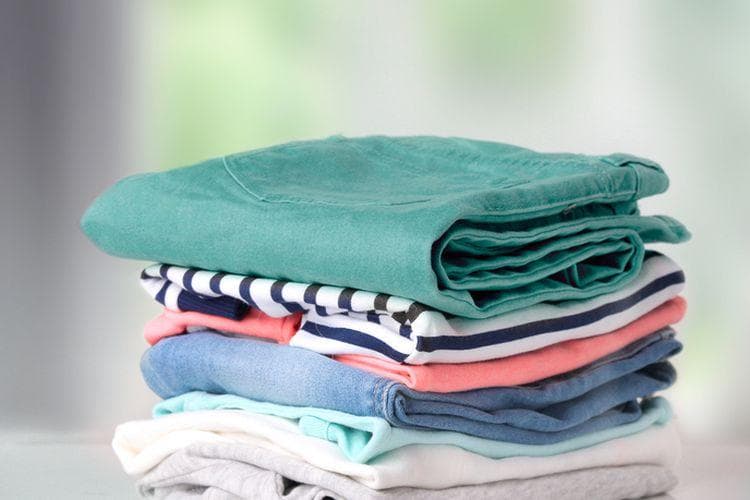 Baju bisa dirapikan setelah ditempatkan di bawah kasur. (Kompas/Shutterstock/Nys)