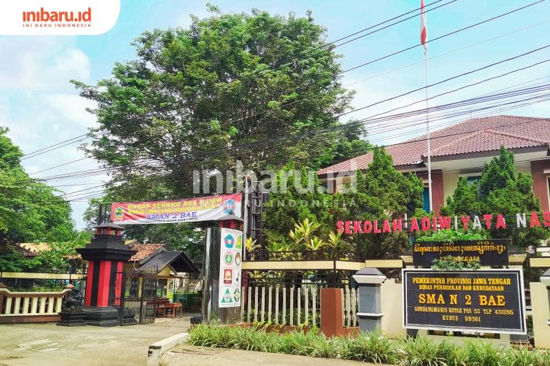 Gerbang masuk SMA N 2 Bae terlihat lenggang karena tidak ada aktivitas belajar mengajar. (Inibaru.id/ Rafida Azzundhani)