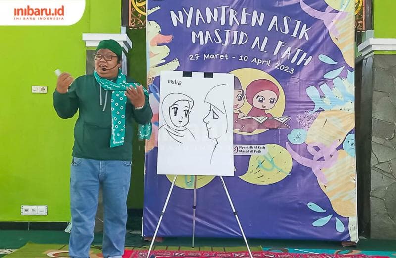 Pendongeng Kempo Antaka tengah bercerita di Masjid Al-Fath Jatisari, Kecamatan Mijen, Kota Semarang. (Inibaru.id/ Fitroh Nurikhsan)