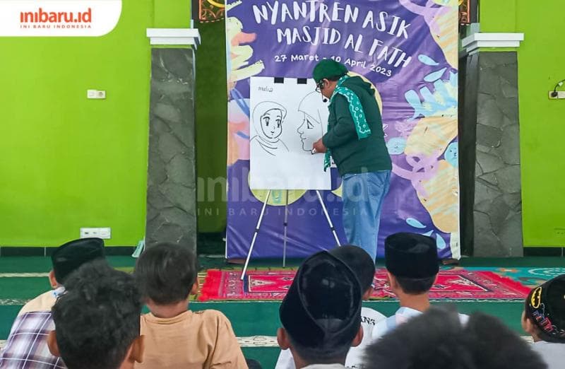 Media gambar jadi jurus andalan Kempo Antaka saat mendongeng. (Inibaru.id/ Fitroh Nurikhsan)