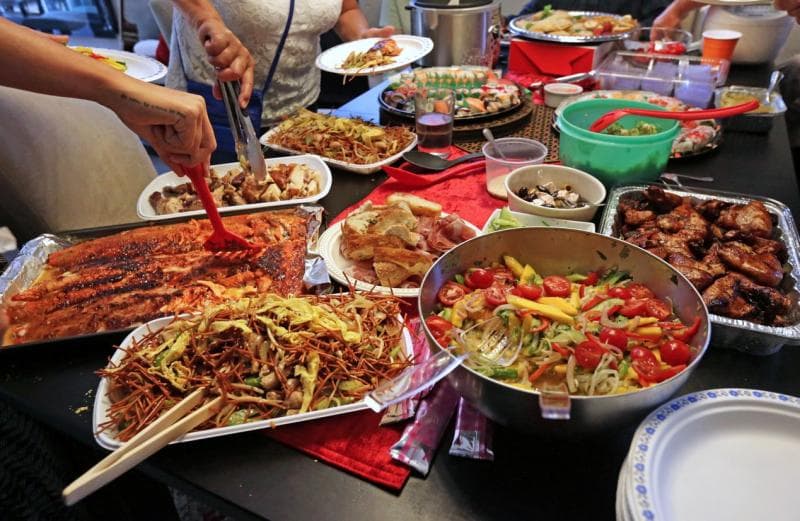 Ilustrasi: Tentukan tema atau jenis makanan tertentu sebagai panduan kepada peserta potluck tentang jenis hidangan yang diharapkan. (KathrynHatashitaLee)