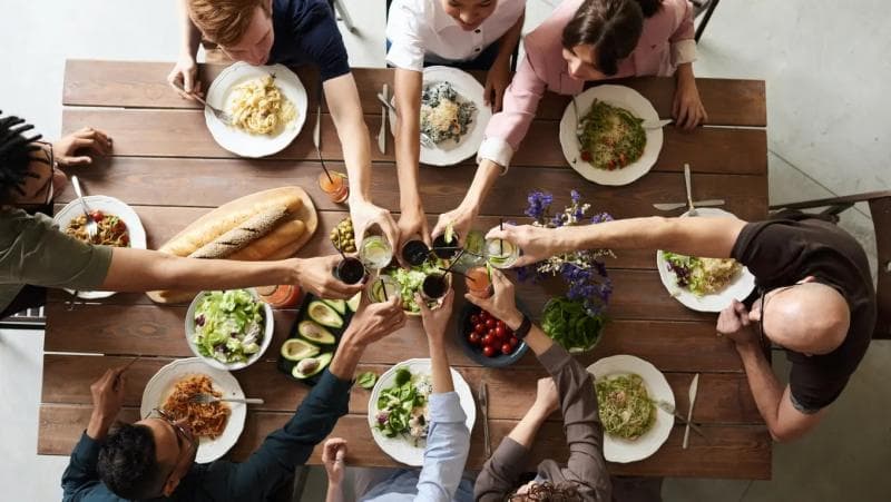 Ilustrasi: Potluck adalah acara makan bersama di mana setiap peserta atau tamu diharapkan membawa makanan atau minuman untuk dibagikan bersama. (Pexels)