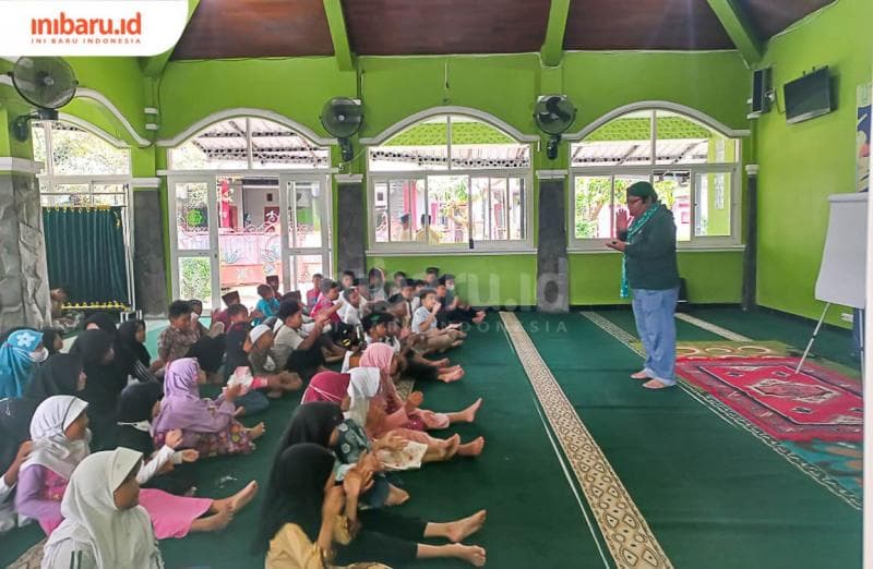 Nggak sekadar mengongeng, Kempo juga memasukkan unsur humor saat bercerita di hadapan orang-orang. (Inibaru.id/ Fitroh Nurikhsan)