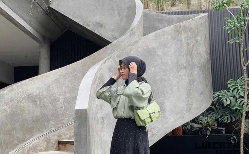 Memadukan sage green dengan warna hitam membuatmu terlihat misterius tapi elegan. (Instagram/lintangraniaa)