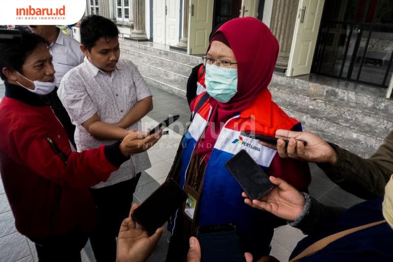 Ana Yudhiastuti selaku Unit Manager Pertamina berupaya terus bergerak melakukan pencegahan corona. (Inibaru.id/ Audrian F)<br>