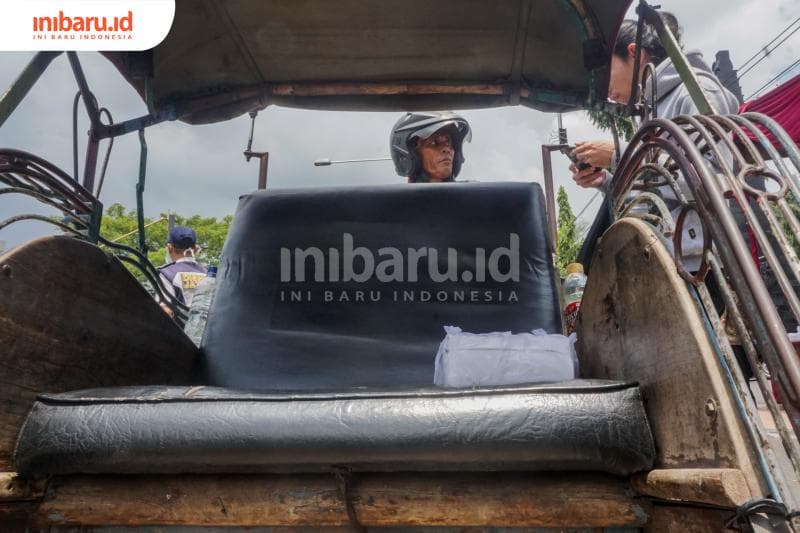 Ahmad Kul, tukang becak ikut mendapatkan nasi. (Inibaru.id/ Audrian F)<br>