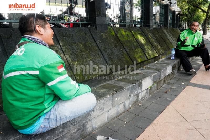 Gunadi dan Wahyu, berbincang di samping Kantor Gubernur seraya meratapi nasib. (Inibaru.id/ Audrian F)<br>