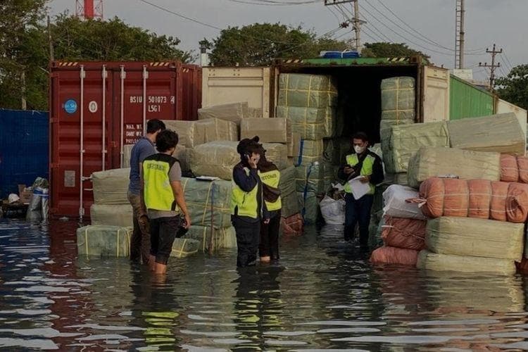 Banjir rob yang kerap melanda kawasan Pelabuhan Tanjung Emas di Semarang menyebabkan banyak perusahaan di sekitarnya memilih pindah. (Kompas/Muchammad Dafi Yusuf)