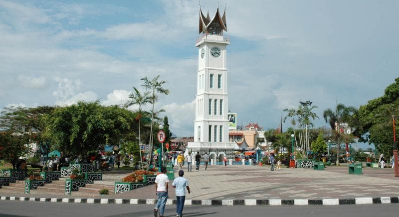 Angka 4 di Jam Gadang ditulis IIII, bukannya IV. (a4creatio.blogspot.com)
