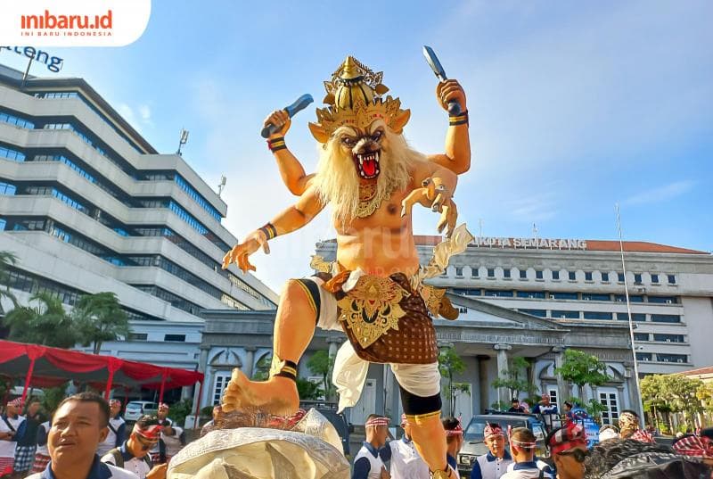 Salah satu patung ogoh-ogoh yang diarak dari Jalan Pemuda sampai Simpang Lima. (Inibaru.id/Fitroh Nurikhsan)