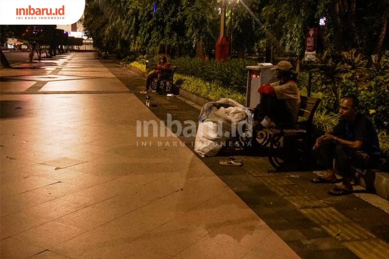 Beberapa orang sedang duduk-duduk di sekitar Simpang Lima. (Inibaru.id/ Audrian F)<br>