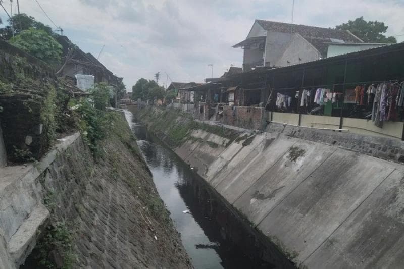 Salah satu kanal di Kelurahan Sangkrah, Solo. (Jpnn/Romensy Augustino)