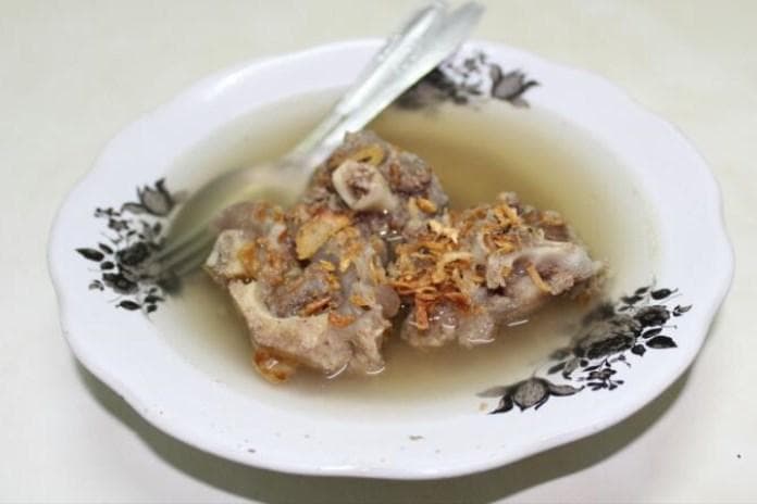 Sop Buntut Pasar Jatingaleh nggak memakai bahan sayuran. (Radar Semarang/M Hariyanto)