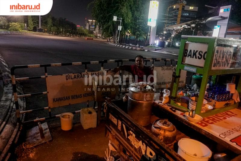 Ratno tetap berdagang bakso di balik pagar pembatas. (Inibaru.id/ Audrian F)<br>