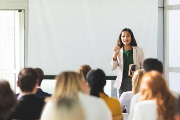 Salah satu kunci sukses public speaking adalah menguasai materi yang dibicarakan. (Stekom/iStockphotos)