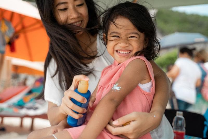 Ilustrasi: Mengoleskan sunscreen sebaiknya dilakukan sedini mungkin. Pada anak, sunscreen boleh diberikan pada bayi mulai usai enam bulan. (Parapuan/Getty Images/Ferlistockphoto)