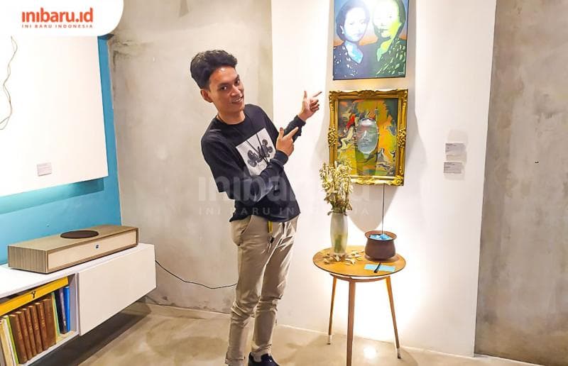 Yepe Rosario dan dua karya buatannya. (Inibaru.id/ Rizki Arganingsih)