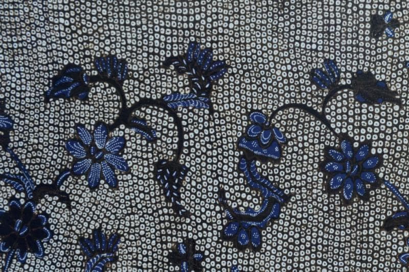 Batik motif Gringsing dari Batang memiliki warna yang lebih pekat. (Kompas)