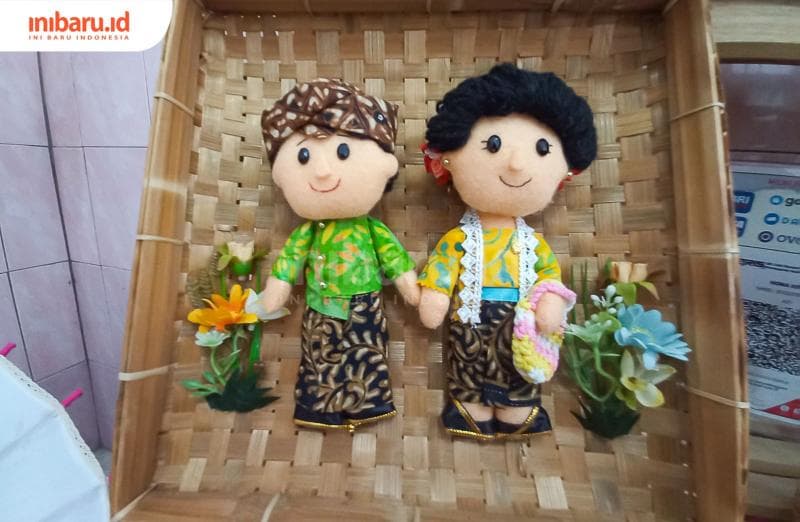 Selain melalui pameran, Darum Santi gencar melakukan penjualan Boneka Nona Kriwil melalui sosial media. (Inibaru.id/ Fitroh Nurikhsan)